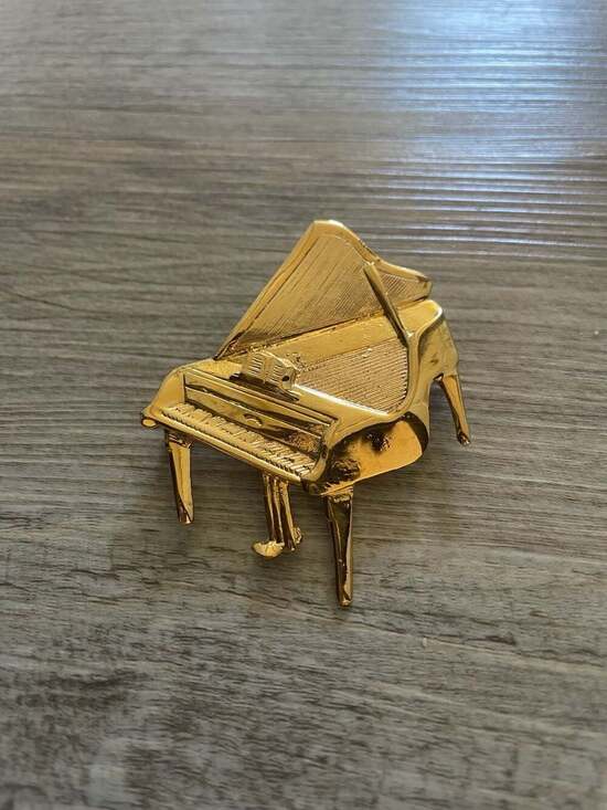 Unbranded Jewelry - Vintage Gold Tone Grand Piano Brooch Pin